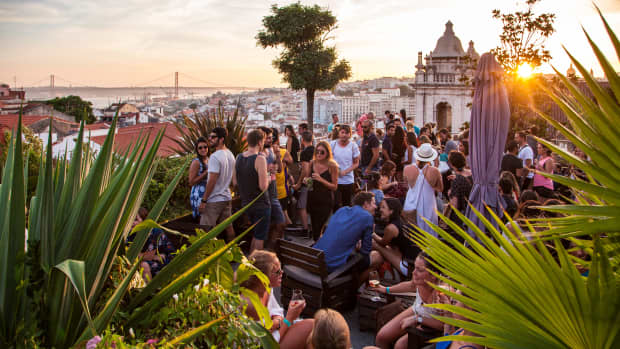 Die Rooftop Bar auf der obersten Etage eines Parkhauses gelegen bietet zu laessiger Musik Ausblick auf den Tejo und den Glockenturm der Santa Catarina Kirche