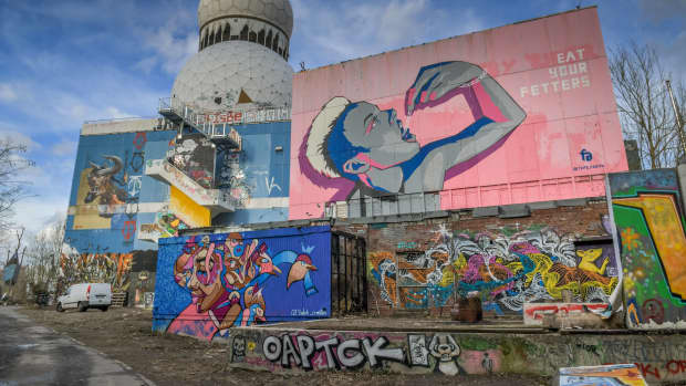 Abhörstation auf dem Teufelsberg in Berlin mit Graffiti