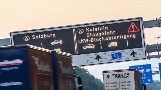 Ein Verkehrsschild mit der Aufschrift «Kufstein Staugefahr LKW-Blockabfertigung» steht in den frühen Morgenstunden auf der Autobahn A8 kurz vor dem Inntaldreieck Richtung Kufstein. Ab dem 25.07.2022 tritt das Fahrverbot für den Lkw-Transitverkehr im Inntal in Kraft.