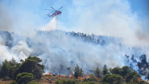 Ein Hubschrauber versucht, einen großen Waldbrand auf Kreta zu löschen