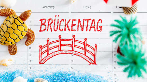 Ein Kalender zeigt die Aufschrift "Brückentage"