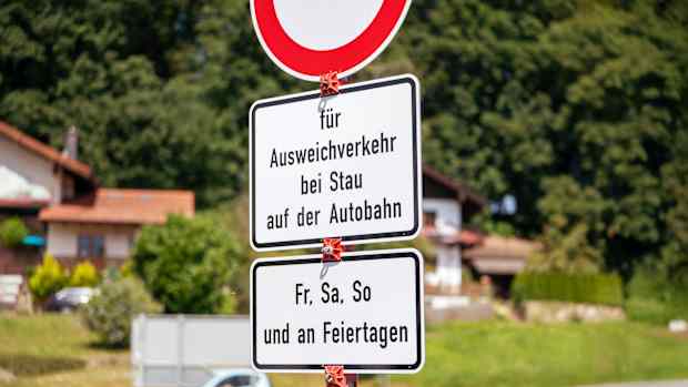 An einer Straße steht ein Schild mit der Aufschrift «für Ausweichverkehr bei Stau der Autobahn - Fr, Sa, So und an Feiertagen». Wer bei Stau auf der Autobahn auf Landstraßen ausweicht, muss im Landkreis Rosenheim künftig mit Bußgeld rechnen.