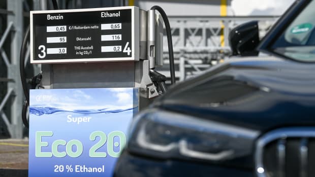 Ein PKW parkt vor einer E20-Tankstelle