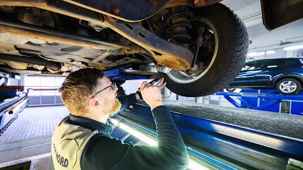Ein älteres Auto wird beim TÜV auf Mängel geprüft
