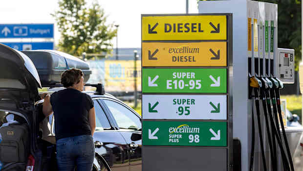 Tankstelle an der Autobahn A8, Zapfsäule der Marke Total Energies, Denkendorf, Baden-Württemberg, Deutschland, Europa