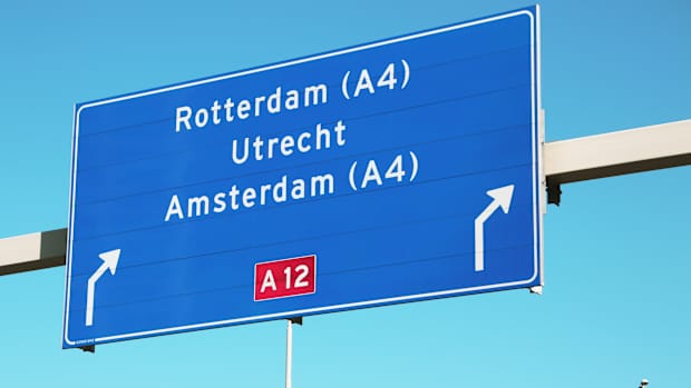 Ein Autobahnschild der A 12 in den Niederlanden bei Utrecht