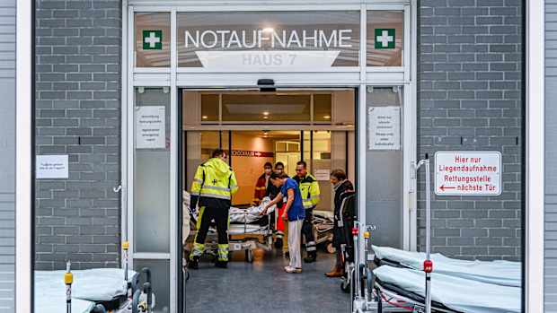 Sanitäter schieben eine Patientin in die Notaufnahme eines Krankenhauses