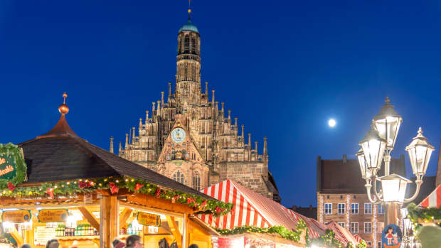 Christkindlesmarkt in Nürnberg mit Frauenkirche im Hintergrund