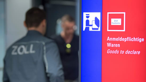 Zollbeamter und ein Schild mit der Aufschrift "Anmeldepflichtige Waren" an einem deutschen Flughafen
