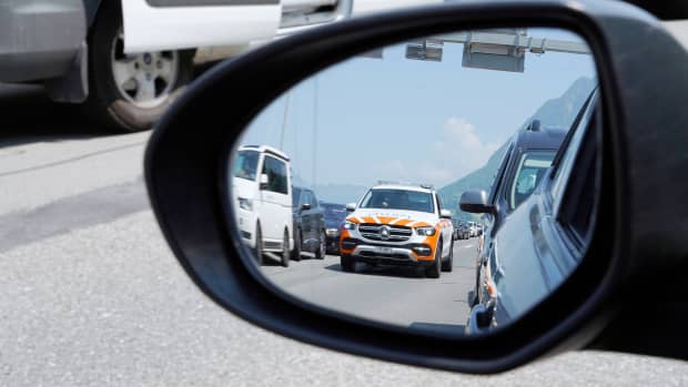 Ein Notarzt fährt in der Schweiz durch die Rettungsgasse