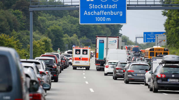 Ein Krankenwagen fährt durch eine Rettungsgasse auf der Autobahn