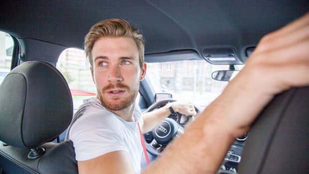 Ein Mann parkt sein Auto rückwärts ein