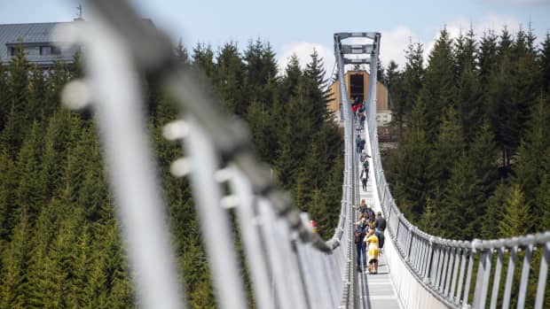 Die neu eröffnete Skybridge 721 in Dolni Morava, Tschechien. Die derzeit längste Fußgänger-Hängebrücke der Welt