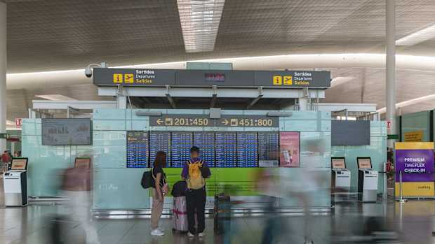 Passagiere warten am Flughafen von Barcelona