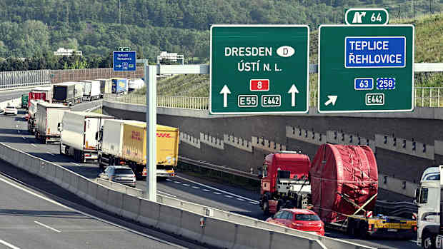 Aufnahme der tschechischen Autobahn D8 Richtung Dresden ein Deutschland