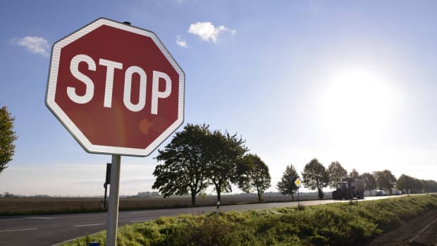 Stoppschild an der Kreuzung einer Landstraße