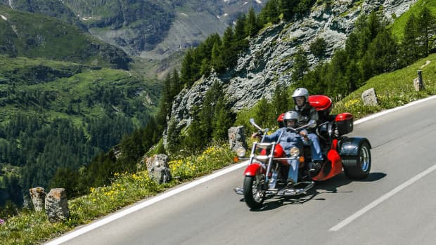 Paar fährt auf einem Trike