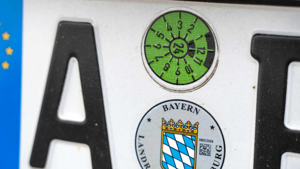 Ein Augsburger Nummernschild mit einer TÜV Plakette