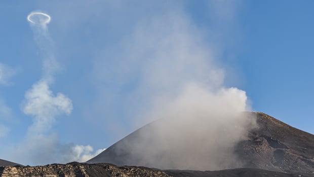 Ein Blick auf die „Gasringe“, die sich Hunderte Meter über den Rand erheben, der vom Vulkan Ätna ausgeblasen wird, der am 10. August 2023 in Catania, Italien, wieder aktiv ist.