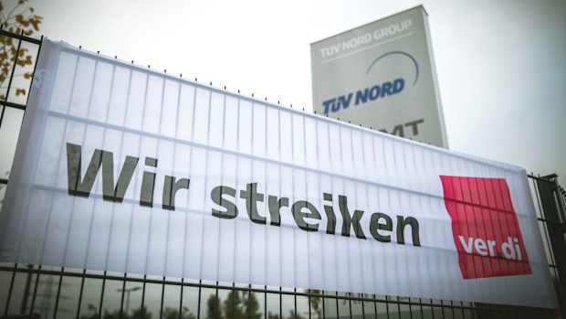 Verdi Streikbanner vor dem TüV Nord