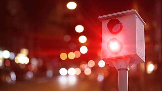 Ein fest installierter Rotlichtblitzer