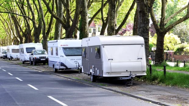 Wohnmobile und Anhänger sind in einem Wohngebietin Köln  abgestellt