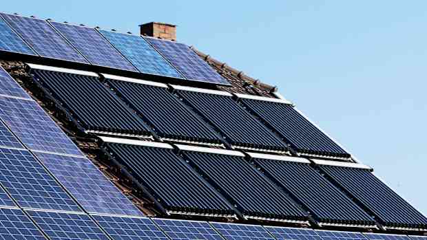 Solarzellen auf einem Hausdach