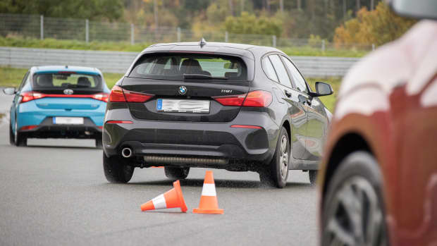 Auto im Slalomparkour beim ADAC Pkw-Basis-Training