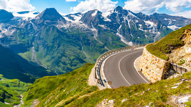 Eine Straße durch die Alpen