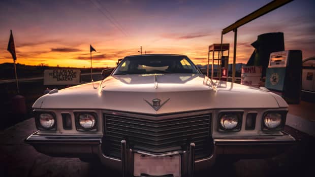 Ein Oldtimer steht in Amerika an einer Tankstelle
