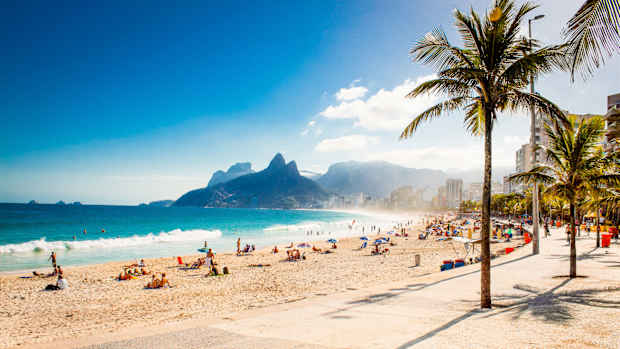 Ipanema Beach in Brasilien mit Blick auf Morro Dois Irmãos, den Berg der zwei Brüder