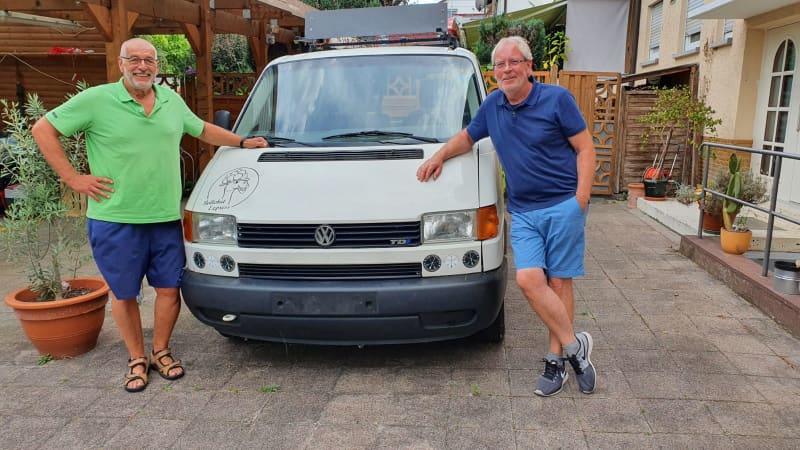 zwei Männer stehen vor einem Volkswagen T4