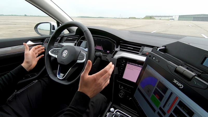 Fahrer lässt Lenkrad los beim EuroNCAP Automated Driving Test