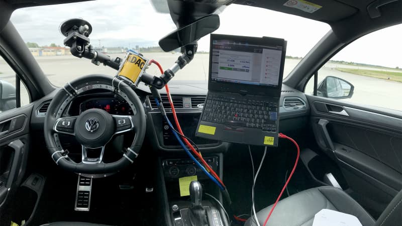 Versuchsaufbau in einem VW Passat für den EuroNCAP Automated Driving Test