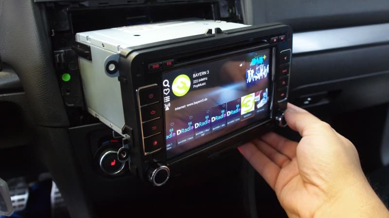 Neues Radio wird in Auto eingebaut