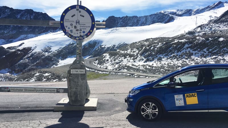 Ein blauer Opel Ampera-e steht auf der Ötztaler Gletscherstraße