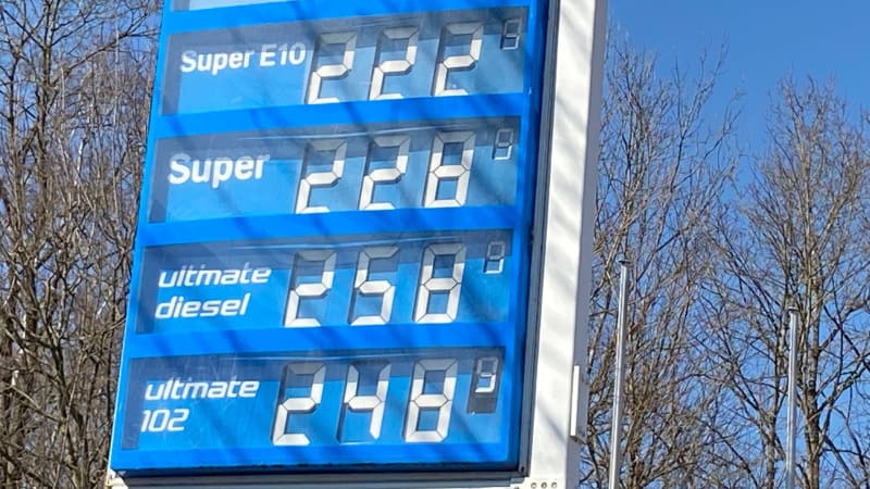 Preistafel an einer Tankstelle im Maerz 2022 der Diesel bei 2,36 Euro und E10 bei 2,22 Euro