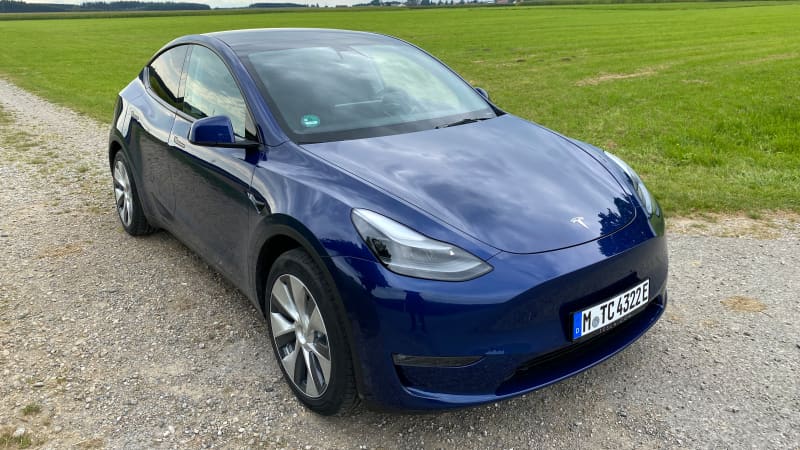 Front und Seitenansicht eines stehenden Tesla Y
