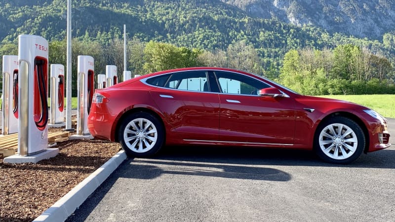 Ein Tesla steht an einer Supercharger Ladestation