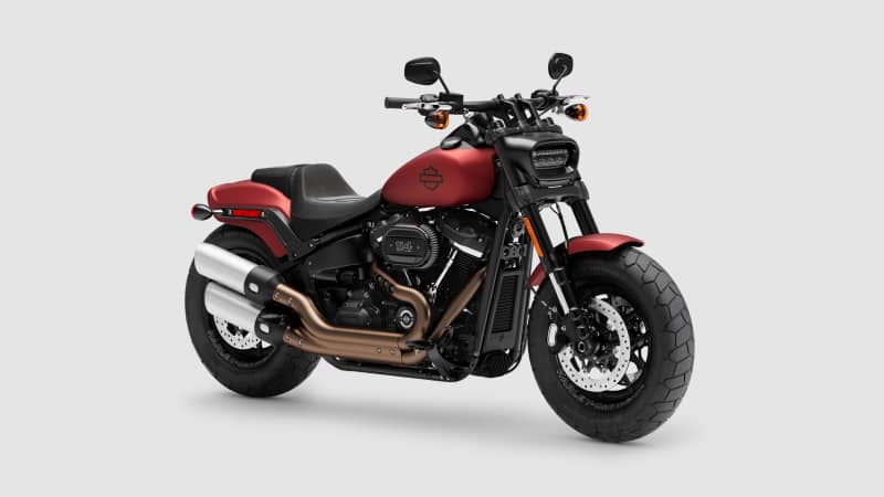 Eine rote Harley Davidson Fat Bob seitlich frontal auf weiss