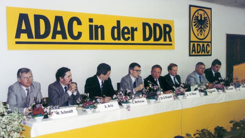 Viele Männer sitzen hinter einem langen Tisch bei der Gründung des ADAC in der DDR