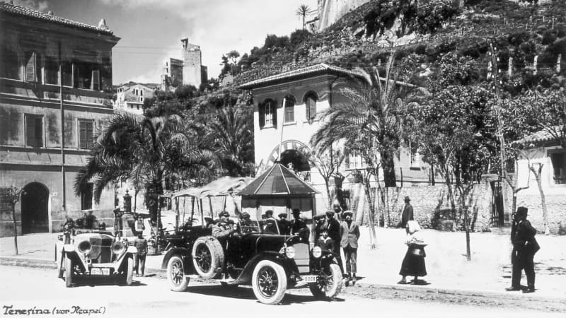 Die historische Aufnahme eines Autos auf einer Strasse in Italien in den 20ern.