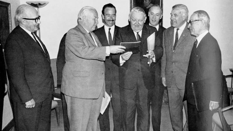 Bundeskanzler Ludwig Erhard mit anderen Männern