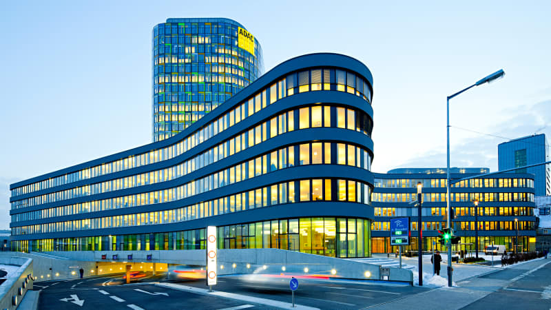 Die ADAC Zentrale in München beleuchtet in der Dämmerung