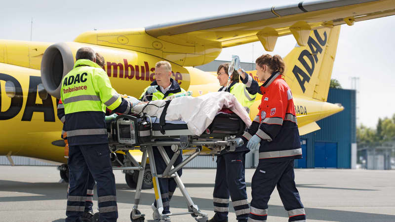 Patientin wird in einen Ambulanzflieger geladen
