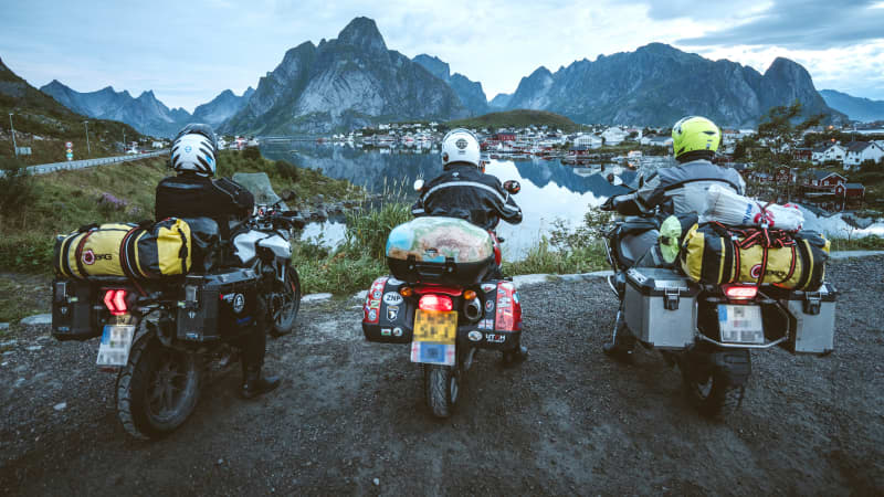 Motorradfahrer blicken auf die Lofoten bei Reine