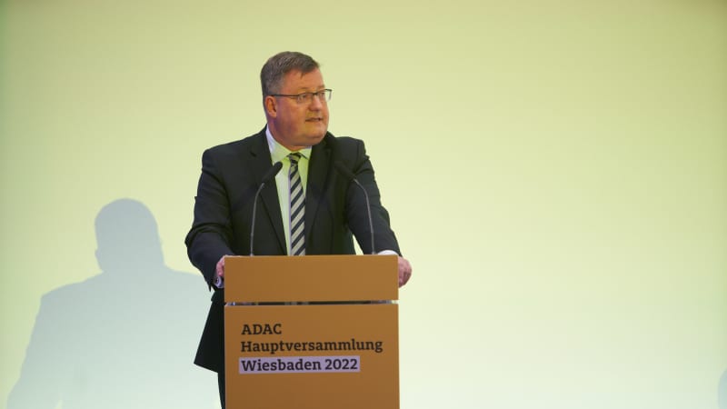 Präsident Christian Reinicke am Rednerpult bei der HV 2022 in Wiesbaden