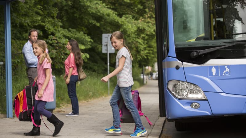 Kinder steigen aus dem Schulbus aus