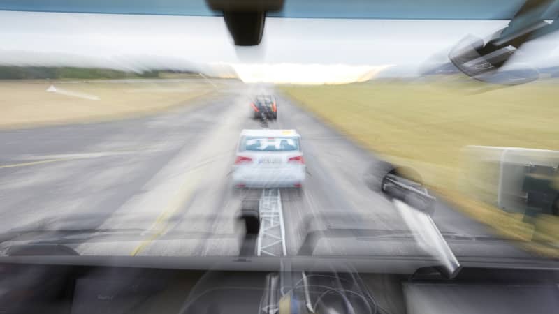 Blick aus einem LKW auf ein Hindernis, während des Bremsassistenten-Tests.