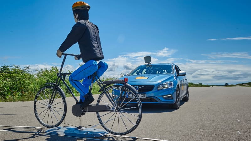 ADAC Test Notbremsassistent Bremsassistent Bremsweg vor Fahrrad Fahrradfahrer